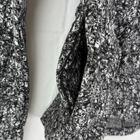 Spyder Active Black and White Size S Half Zip Fleece w/pocket & thumbholes NWT - Picture 3 of 5